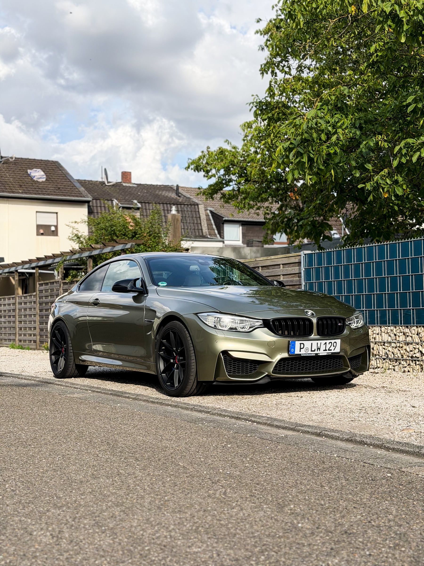 BMW M4 Coupé mit Folierung in metallischem Olivgrün und schwarzen Felgen, foliert von STUDIO ONE