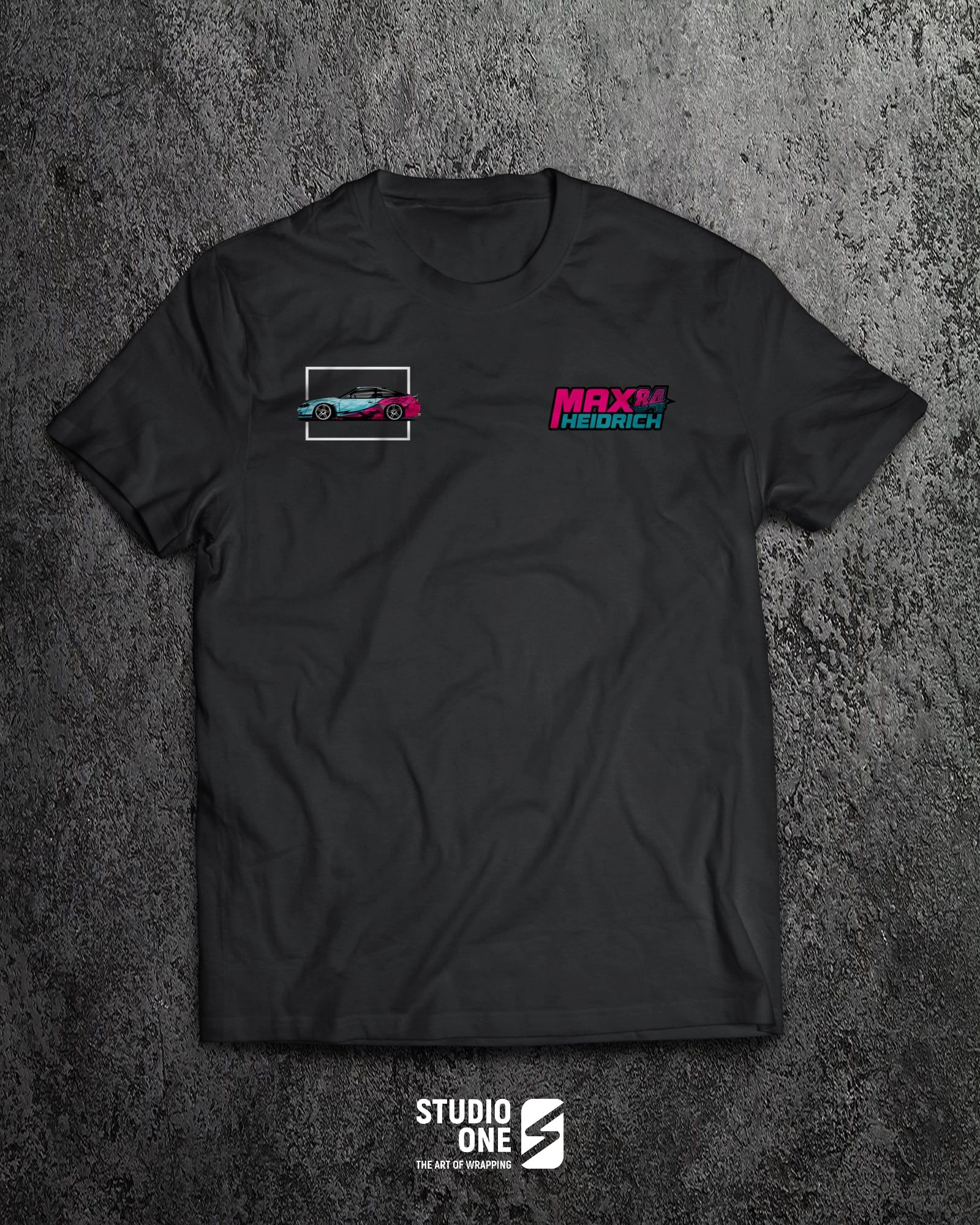 Schwarzes DMNT-Teamshirt mit Brustlogo – Textildruck von STUDIO ONE