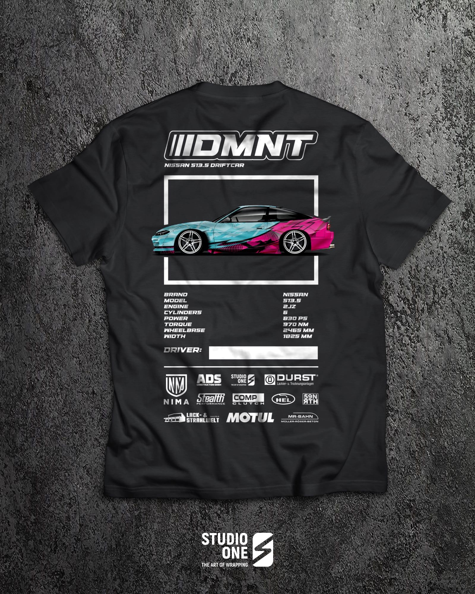 DMNT-Teamshirt mit großflächigem Rennwagen-Rückenprint – Textildruck von STUDIO ONE