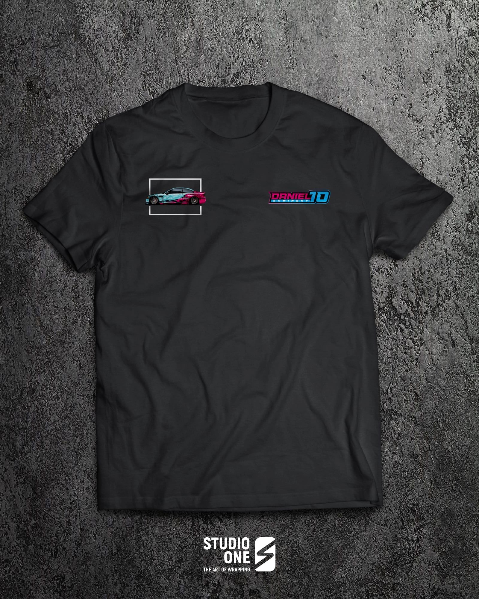 Schwarzes DMNT-Shirt mit Logo auf der Brust – Printservice STUDIO ONE