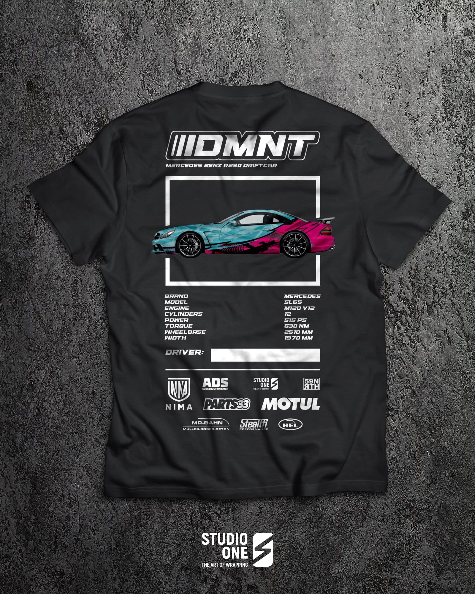 DMNT-Teamshirt Rückseite mit Rennwagen in Türkis und Pink – Printservice STUDIO ONE