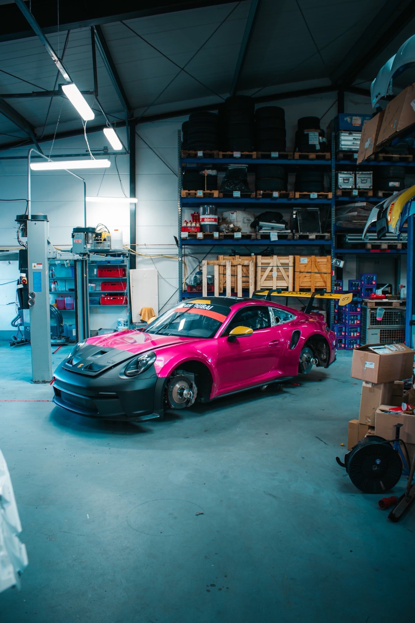 Porsche 992 GT3 mit Vollfolierung in 3M 2080 Fuchsia im Studio von STUDIO ONE in Kevelaer